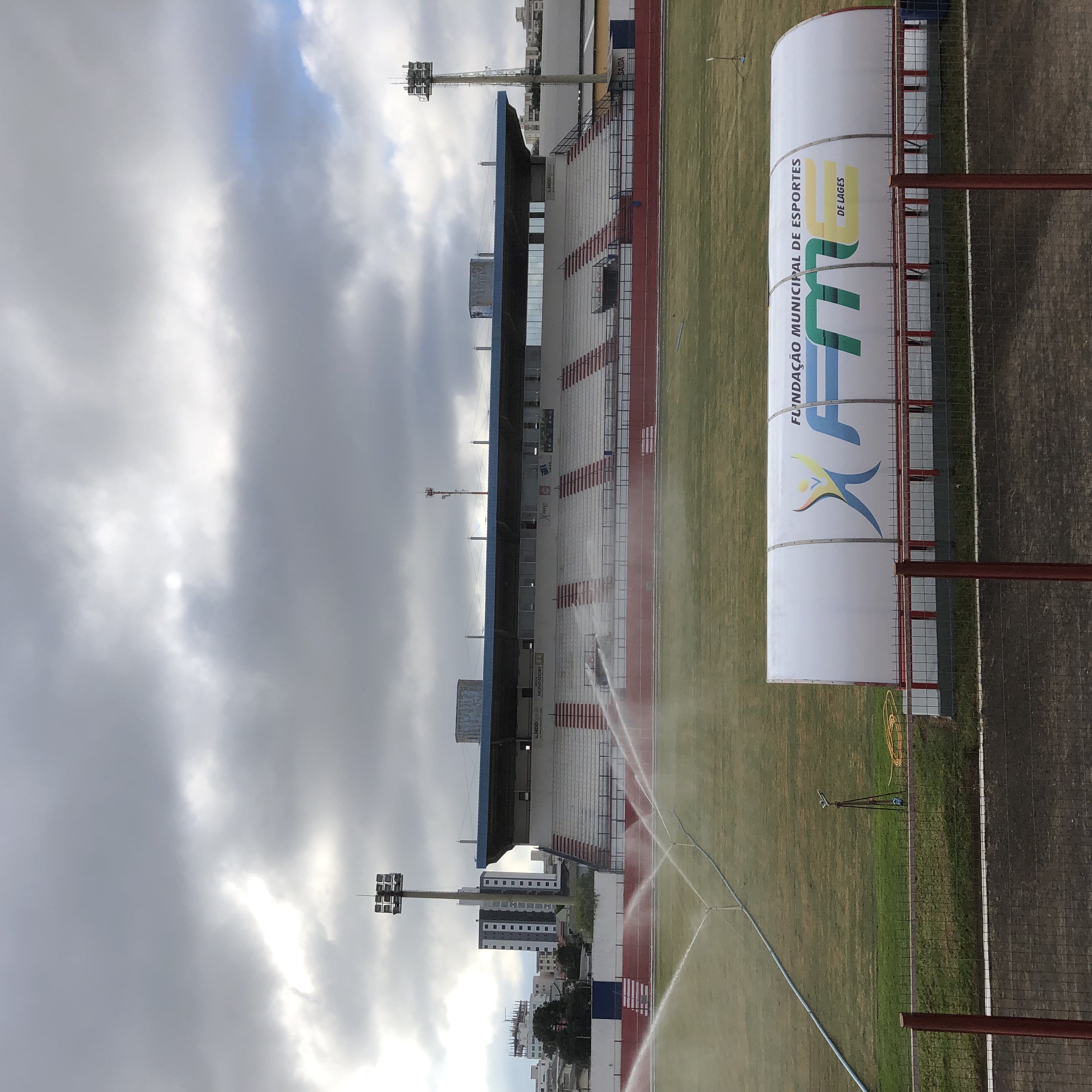 Equipe da FME realiza os últimos preparativos do Estádio Vidal Ramos Junior para receber os jogos do Inter de Lages.