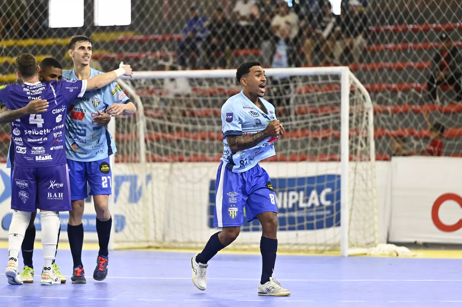 Time lageano venceu Praia Clube de virada, jogando no Ginásio Jones Minosso, e garantiu classificação inédita; próximo compromisso do Lages Futsal será no dia 6 de maio, em casa, pela LNF Silver