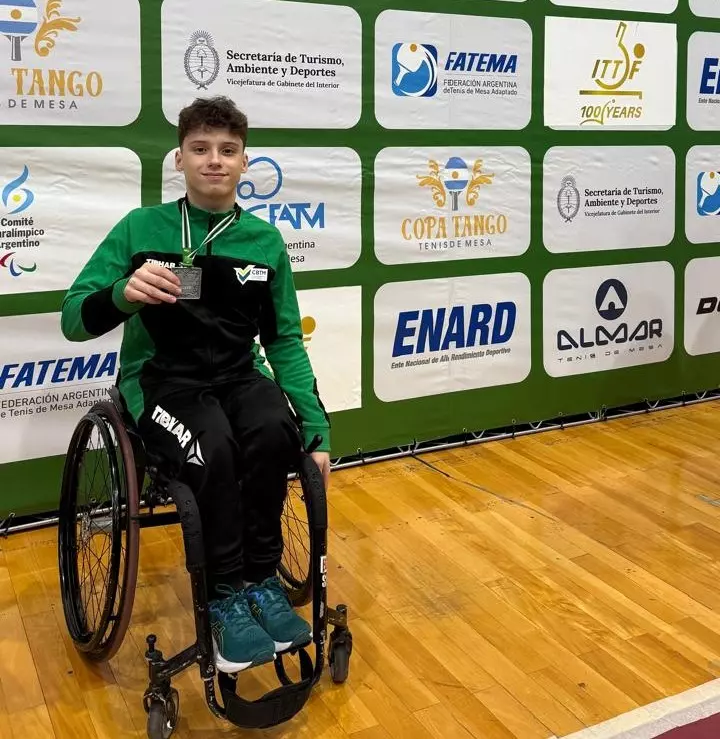 Atleta representou Lages e o Brasil no ITTF World Para Future Buenos Aires 2026 e garantiu o segundo lugar nas duplas mistas da Classe 5. Resultado coloca novamente Lages em destaque no cenário internacional da modalidade