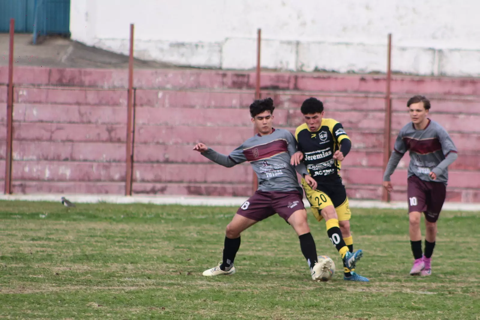 Finais foram disputadas no Estádio Municipal Vidal Ramos Júnior na tarde desta segunda-feira (15 de junho) e garantiram vagas para etapa microrregional da competição. Mais de 480 estudantes participaram das disputas, representando 26 escolas nas categorias masculina e feminina