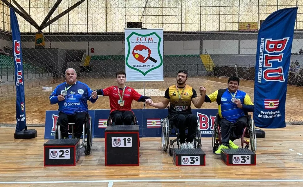 Equipe representou o município em Blumenau e subiu ao pódio em diferentes categorias da competição organizada pela Federação Catarinense de Tênis de Mesa; os atletas agora se preparam para as próximas etapas do calendário estadual