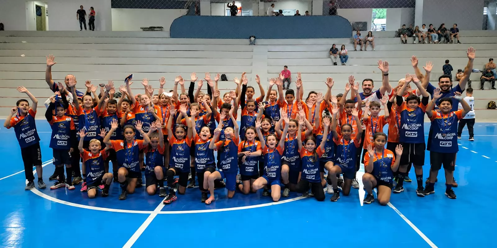 Delegação da HandLages participou do Festival de Mini Handebol, em Luzerna, com crianças das categorias Sub-9, Sub-10 e Sub-11. Para muitos atletas, evento representou estreia em competições