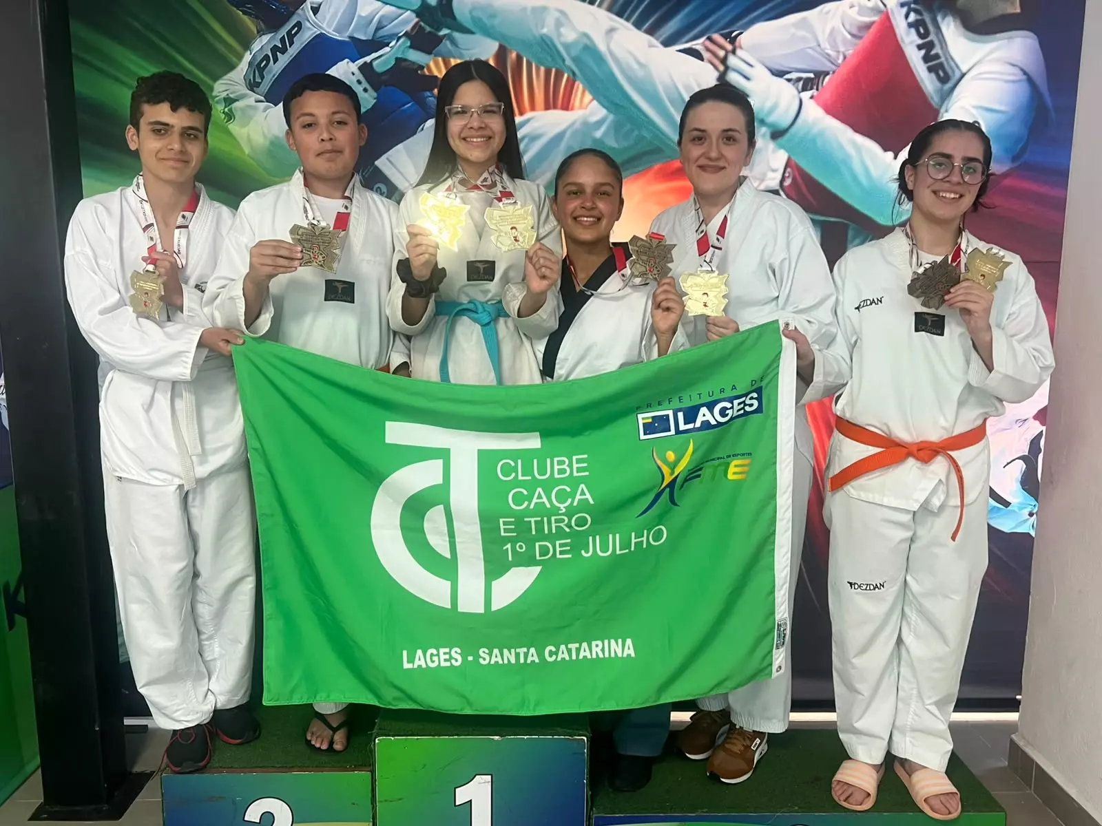 Delegação do Caça e Tiro/FME Lages encerrou 2ª etapa do Campeonato Catarinense de Taekwondo, em São Bento do Sul, com cinco medalhas de ouro e três de bronze; destaque para Miriany do Nascimento, classificada para representar Santa Catarina nos Jogos Escolares Brasileiros