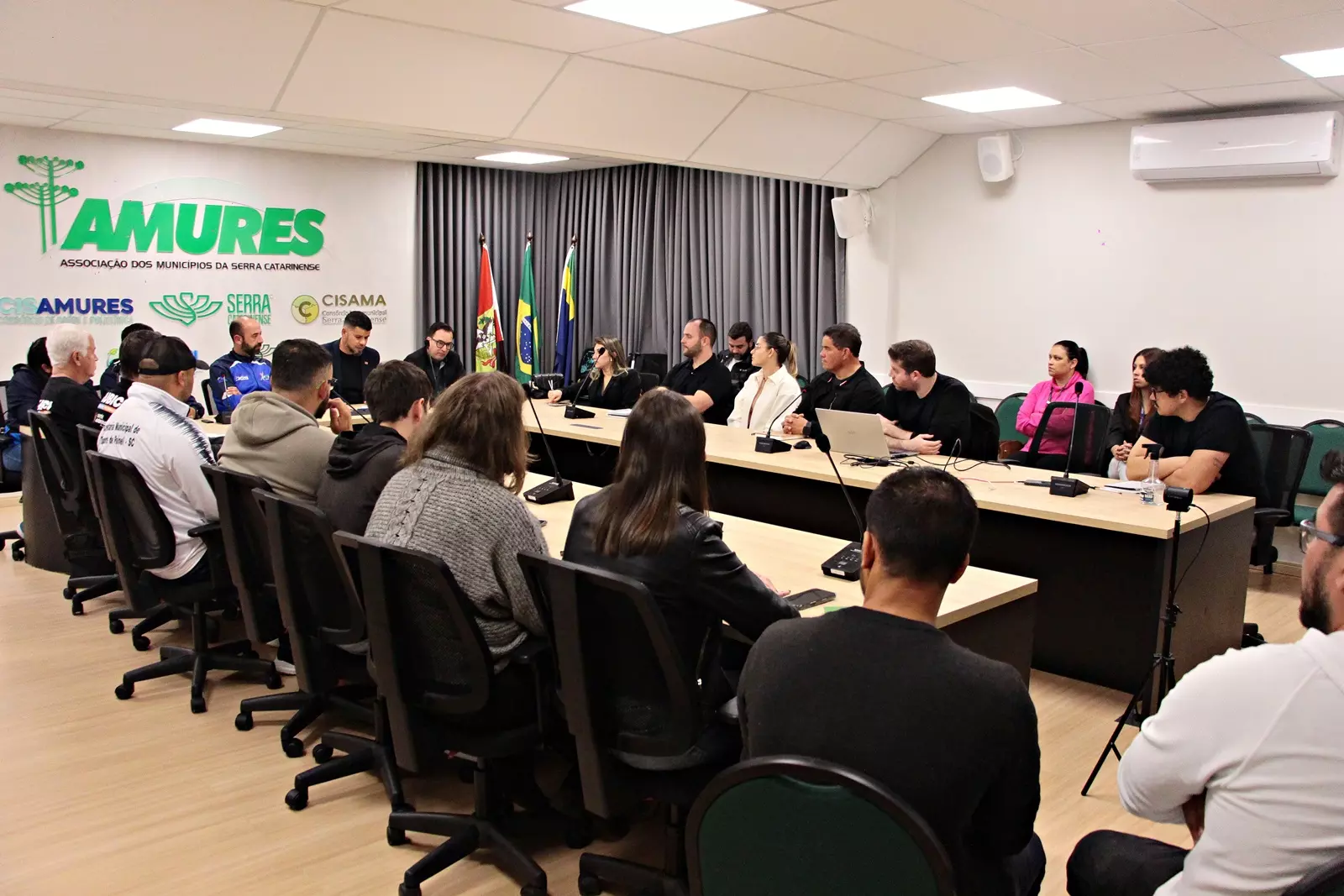 Encontro realizado na sede da Amures discutiu captação de recursos por meio de editais e definiu continuidade das reuniões entre municípios para construção de pautas comuns