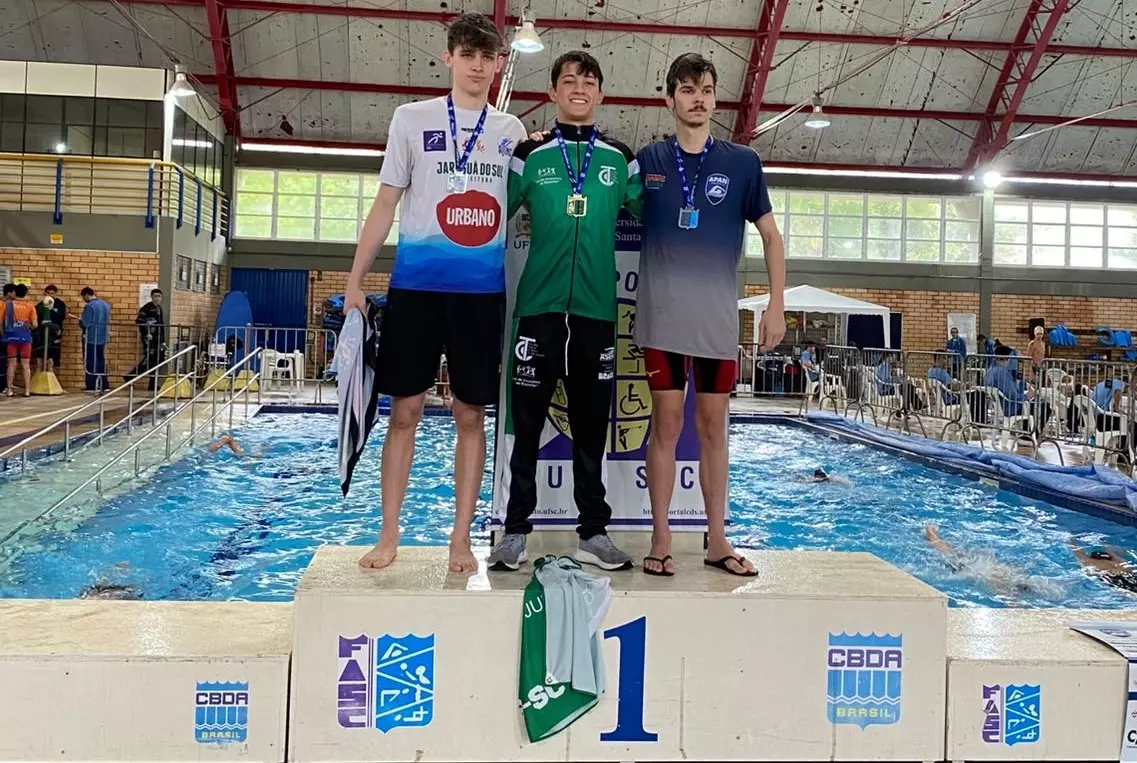 Equipe da Associação Serrana de Natação participou do Troféu Fernando Scherer 2026, em Florianópolis, com quatro atletas e garantiu três medalhas, além de novos índices para o Campeonato Brasileiro de Verão