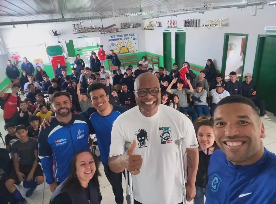 Fundação Municipal de Esportes de Lages Projeto Lages em Movimento promove encontro entre alunos e ex-jogadores do Internacional de Lages
