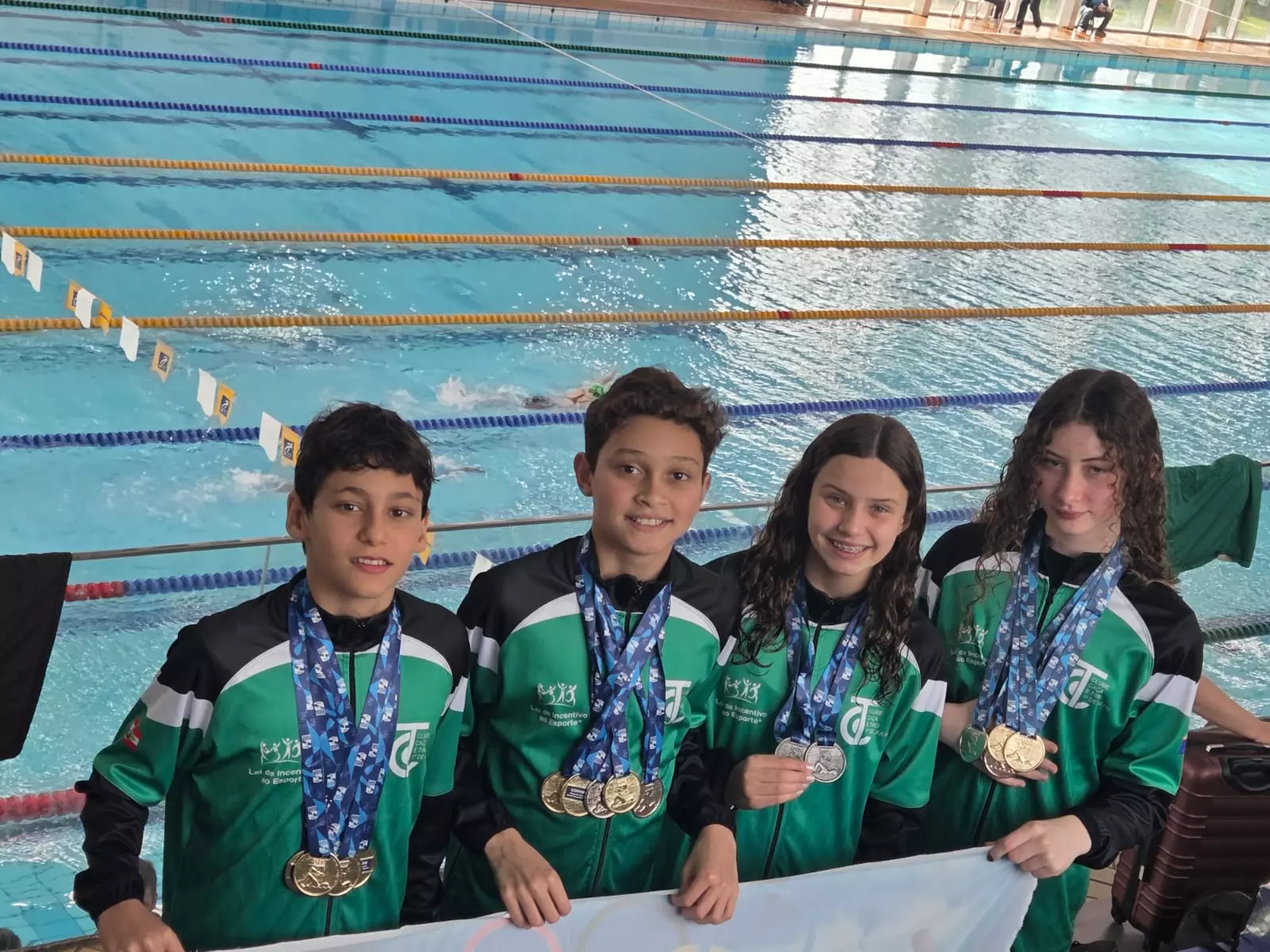 Nadadores, beneficiários do Programa Bolsa Atleta de Lages, conquistaram dez ouros e cinco pratas na competição Mirim/Petiz, realizada no Paraná