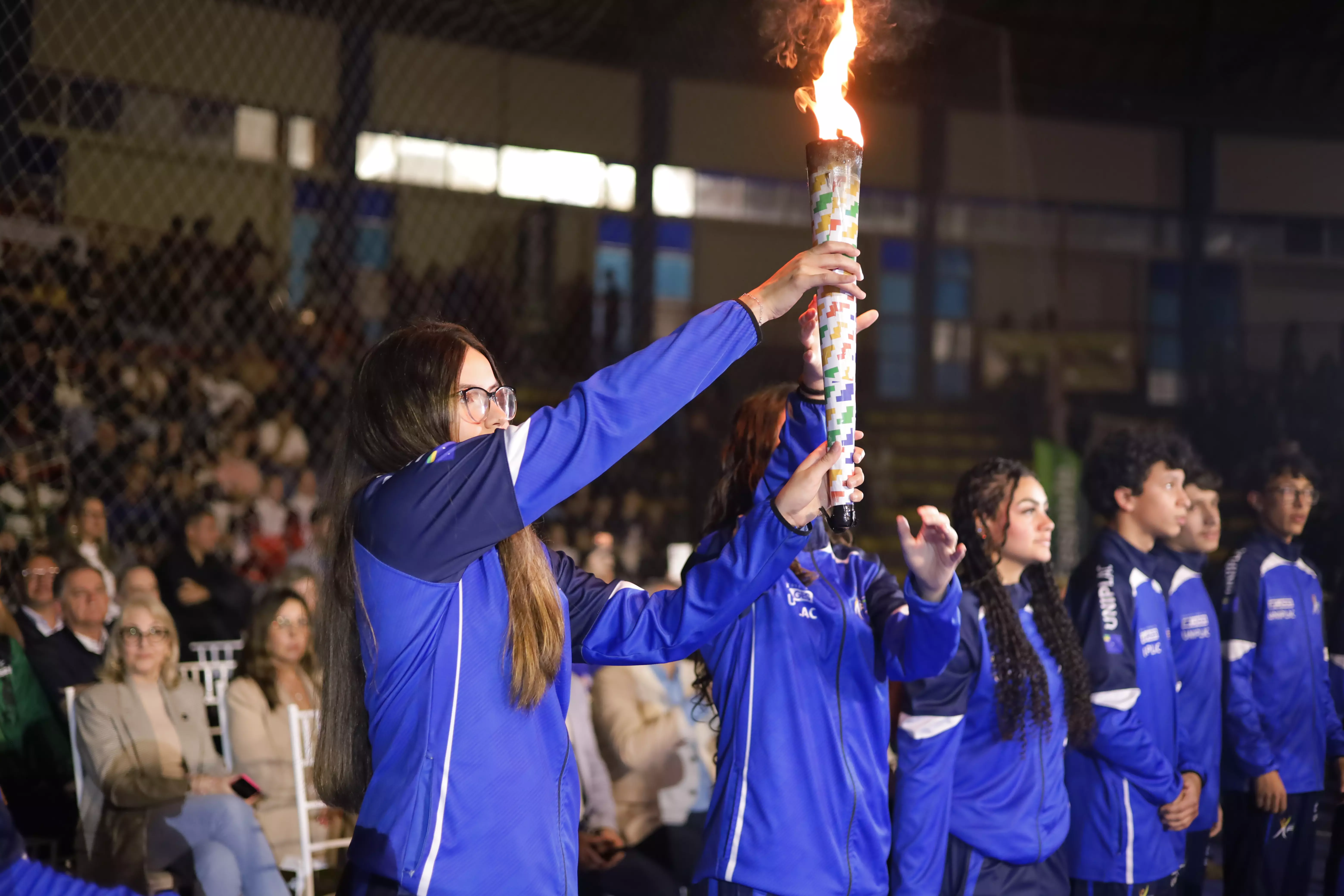 A cerimônia de abertura no Ginásio Jones Minosso, nesta quarta-feira (7 de outubro), marcou a chegada de atletas e delegações de diferentes municípios catarinenses para uma das principais competições do calendário esportivo escolar de Santa Catarina