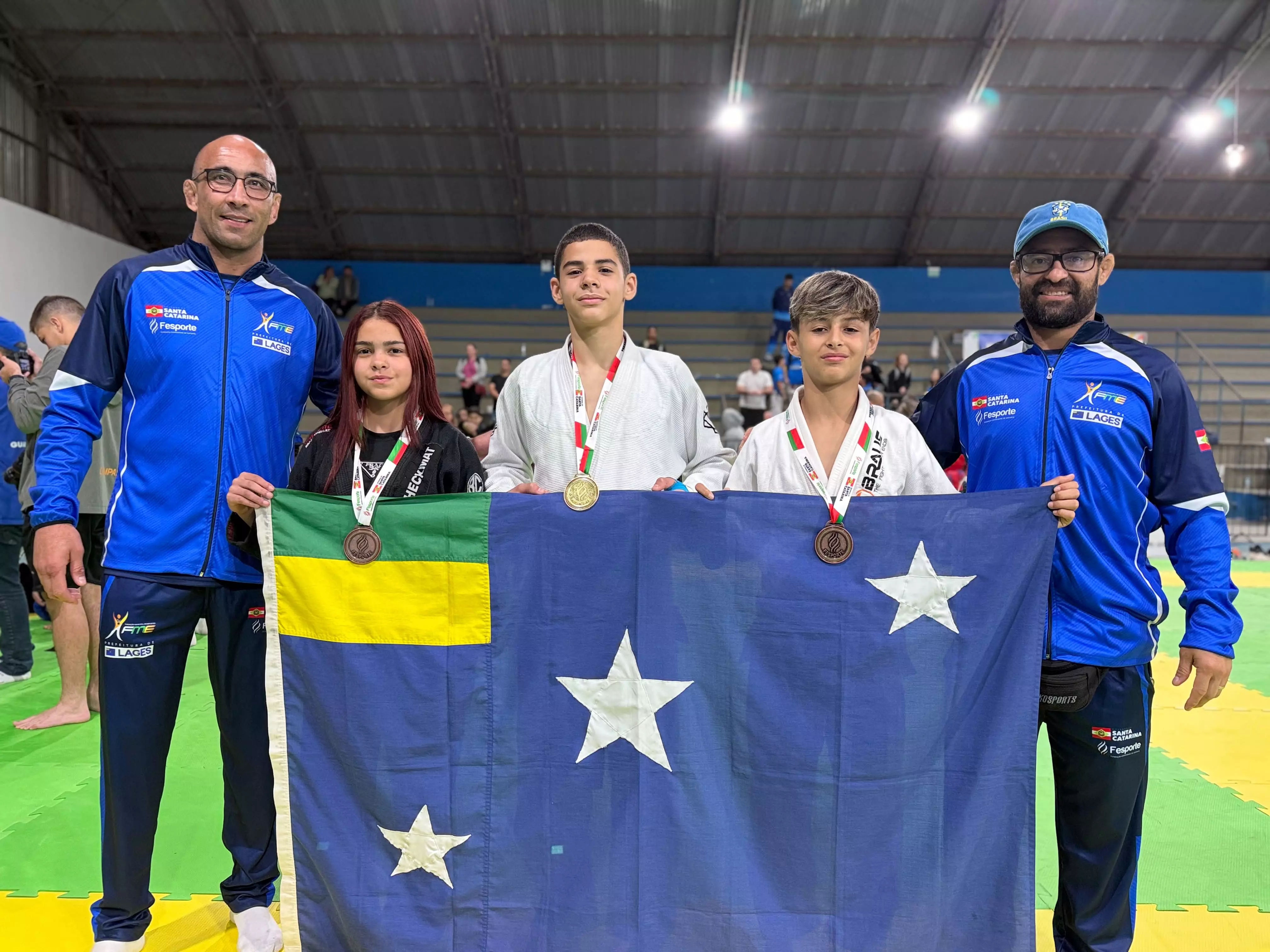 Lucas Padilha Lopes sobe ao lugar mais alto do pódio, enquanto Helena Azi Arruda Lotin e Samuel Carvalho garantem o bronze para a delegação lageana neste sábado (10 de outubro)