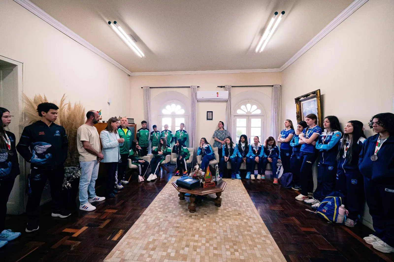 Encontro no gabinete da prefeita marcou reconhecimento aos atletas, técnicos e familiares após participação de Lages na 25ª Olimpíada Estudantil Catarinense, realizada no município